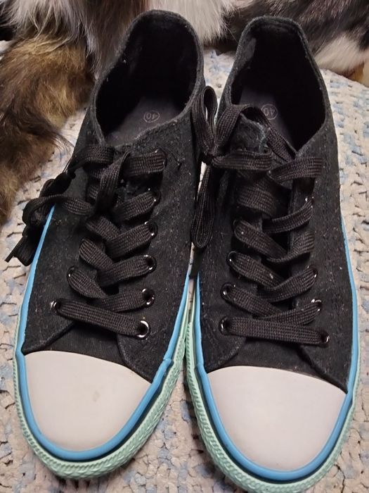 Кеды б/у 40размер и босоножки 37р.