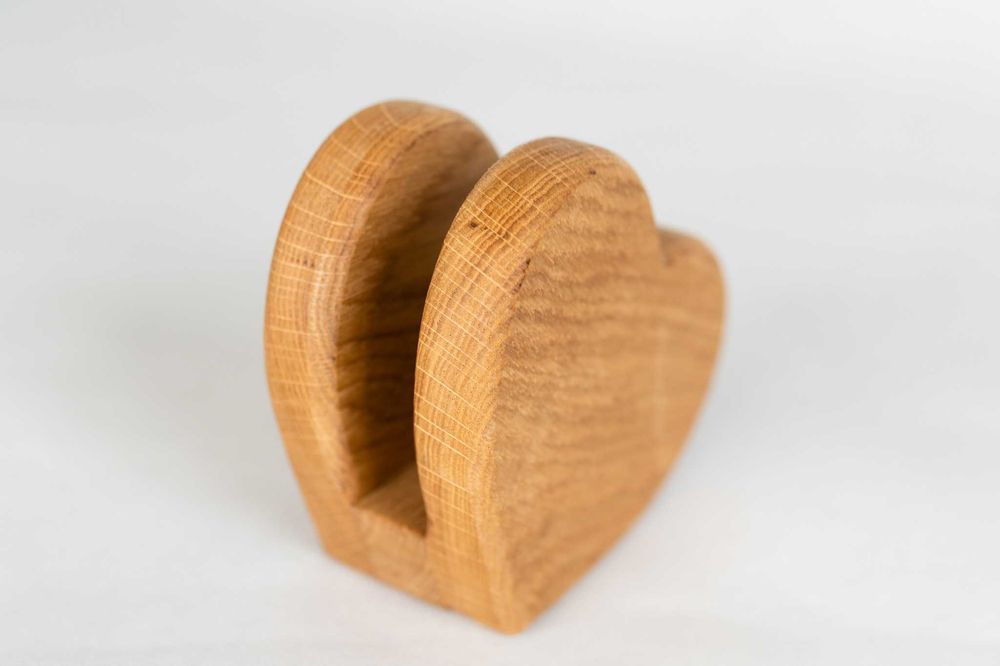 Serwetnik w kształcie serca z drewna dębowego