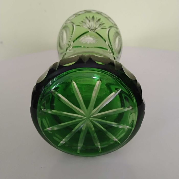 Zielony wazon kryształowy ręcznie szlifowany, szkło deko vintage