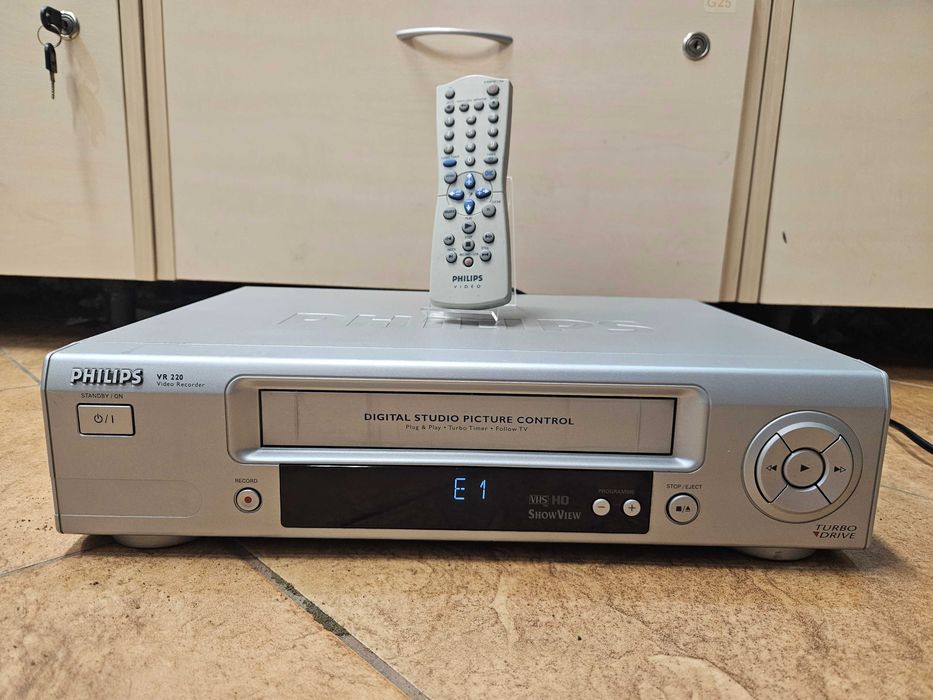 Magnetowid VHS PHILIPS VR 220 + pilot