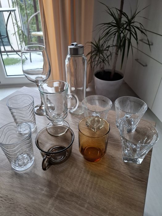 Szklane szklanki, kubki, butelka, kieliszek