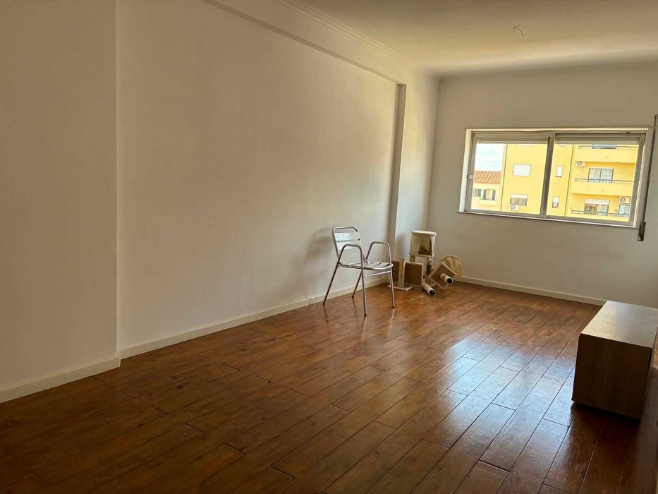Apartamento T1 Amplo - Arrendar