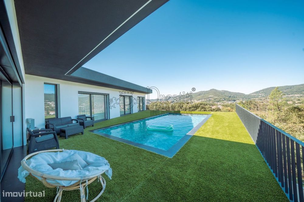 Moradia com Piscina Aquecida e Excelente Exposição Solar