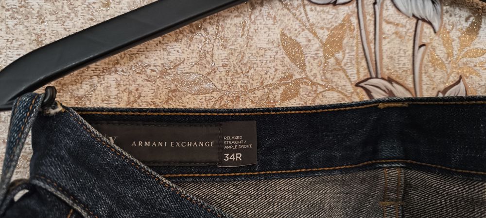 Мужские джинсы Armani Exchange.