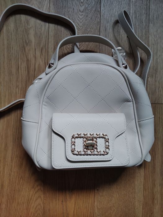 Plecak damski beżowy ze złotą klamrą