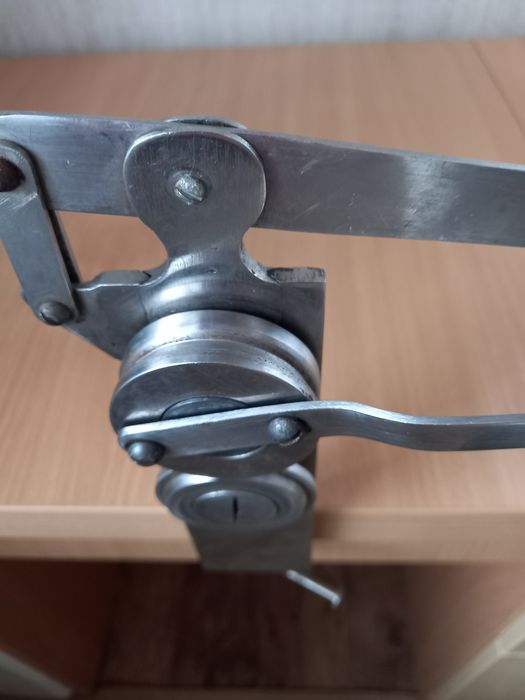 Машинка из нержавейки для выправления метал.крышек для консервации.