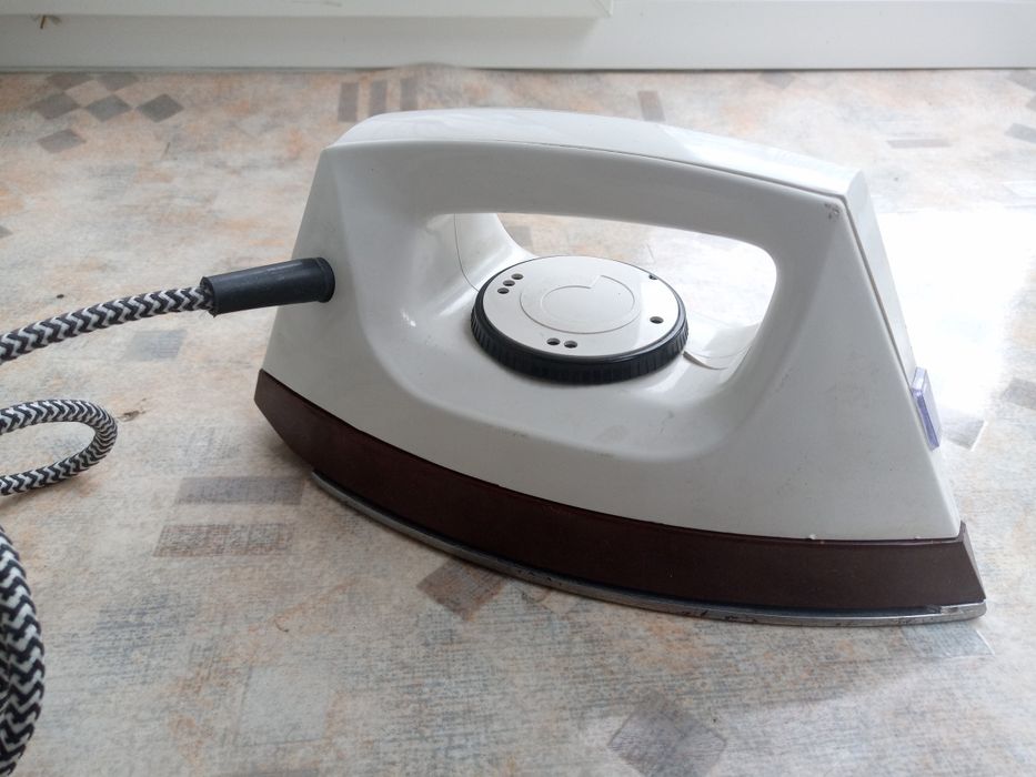 Утюг среднего размера
