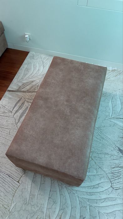 Sofá com chaise + puff