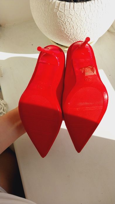 Ярко красные замшевые туфли