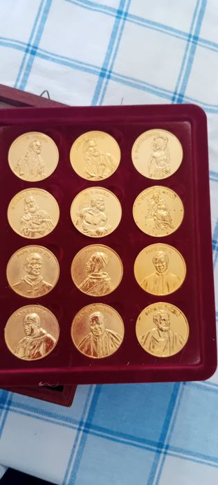Moedas douradas com os papas e os seus apóstolos