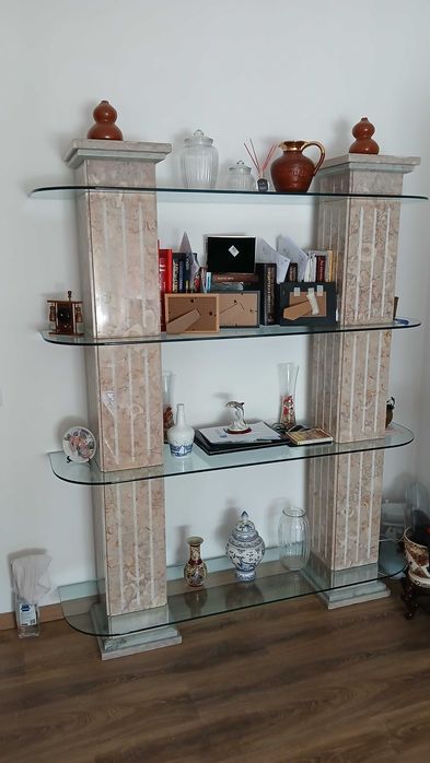 Estante de mármore e vidro
