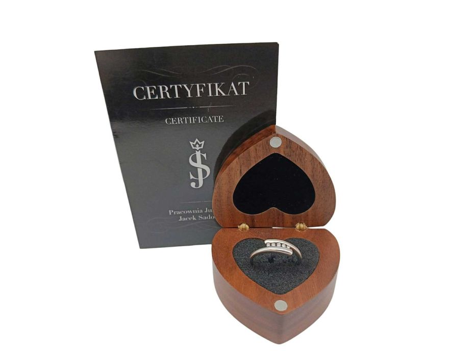 Piękny pierścionek z białego złota z brylantami 2,75G P.375 0,05CT
