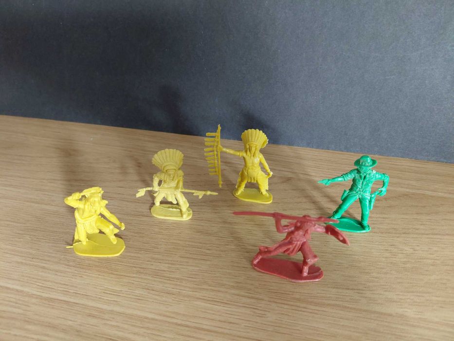 Bonecos índios e cowboys