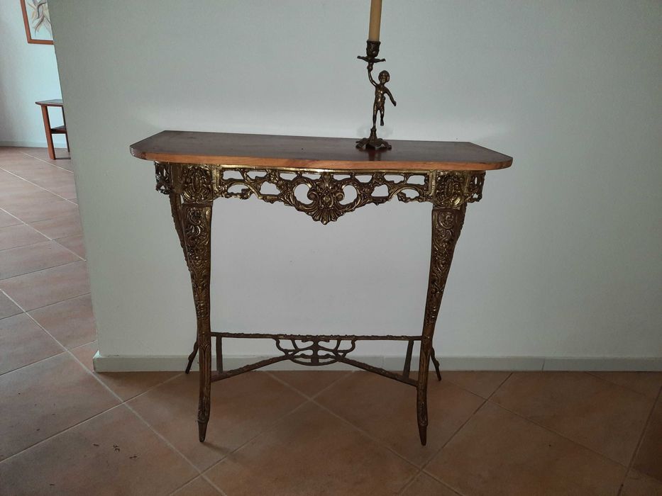 Conjunto de latão: espelho, guarda-roupa, mesinha