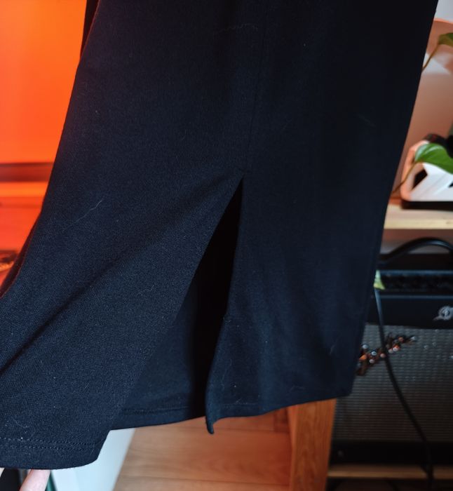 Czarna sukienka midi Basic dopasowana Zara