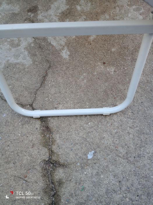 Tabuleiro de refeição tem posição para tablet ou para ler um livro.