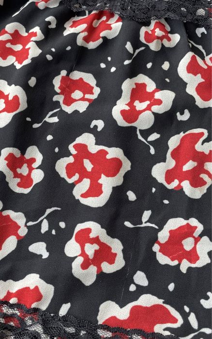 Vestido curto preto floral com detalhes em renda