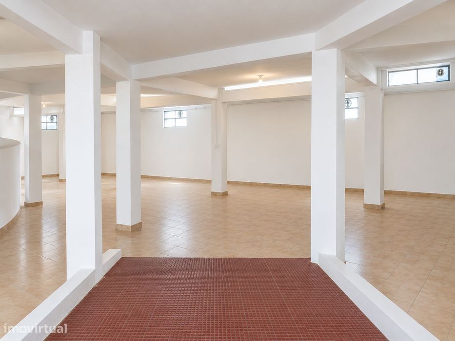 Armazém para Arrendamento - Cruz Quebrada
