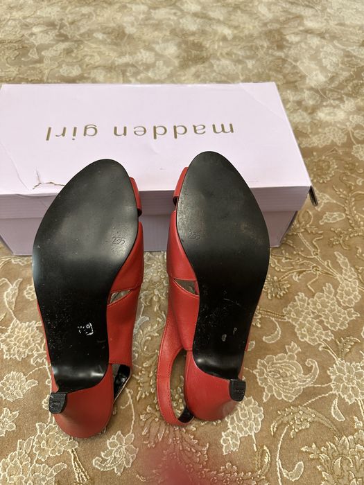 Червоні шкіряні босоніжки
