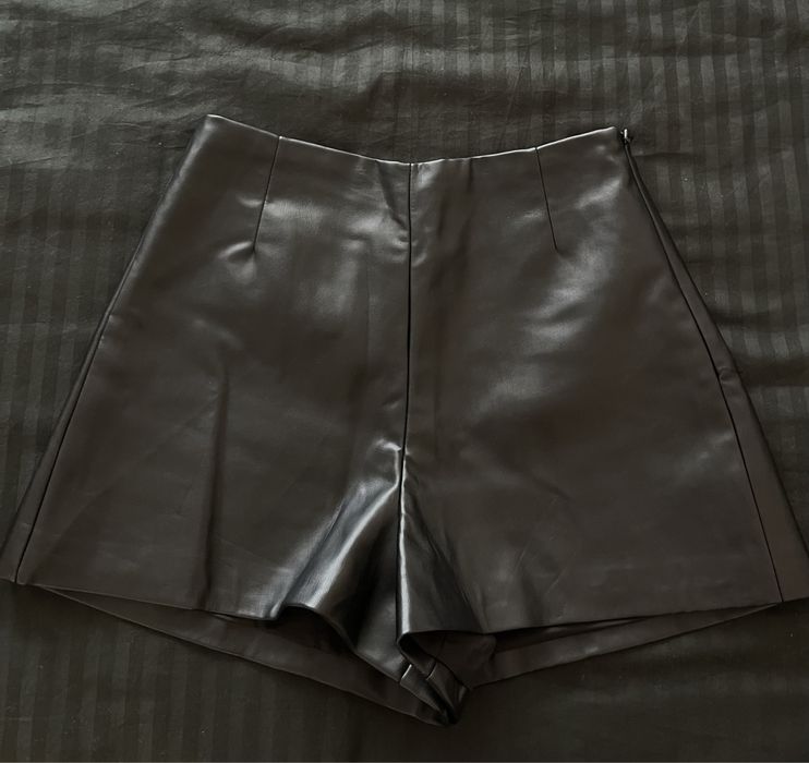 Кожаные шорты бренда ZARA.