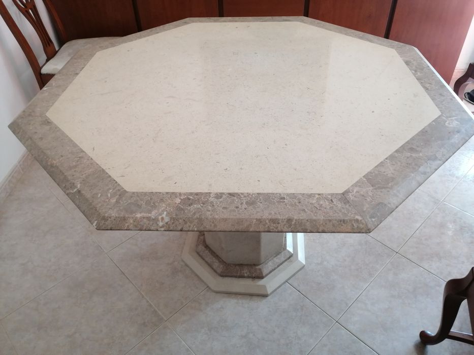 Mesa de sala oitavada em mármore