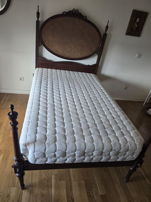 Cama + colchão + mesinha