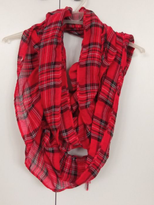 Szal czerwony w kratkę