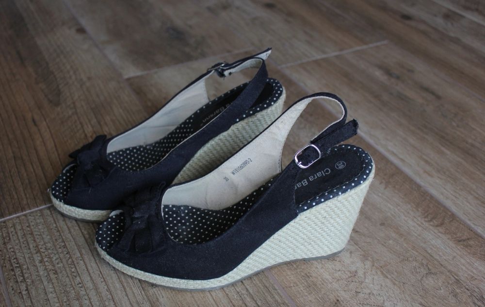 Czarne letnie buty na koturnie espadryle