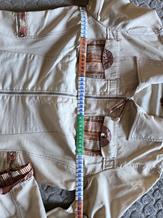 Conjunto de jaqueta e calças com padrão floral