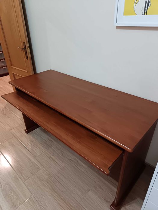 Vendo cama c/estrado, mesa de cabeceira e secretária