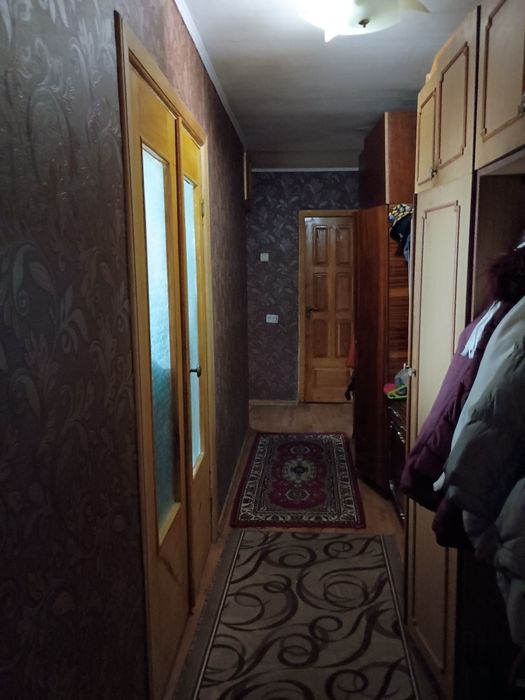 Здається   1 кімната в 3 кімнатній з власником