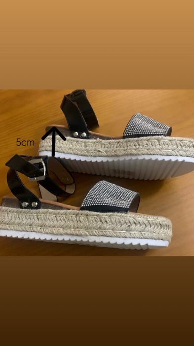 Sandálias brilhantes