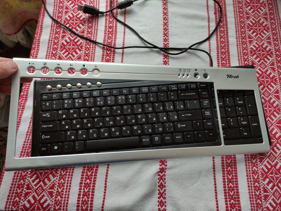 Клавіатура робоча,навушники до комп'ютера, навушники до телевізора.