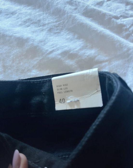 Calças ganga preta com etiqueta