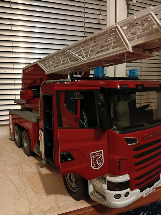 Велика пожежна машина Bruder