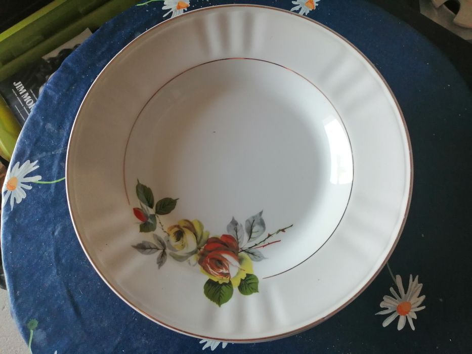 Antique Dinnerware Set432328674745395207