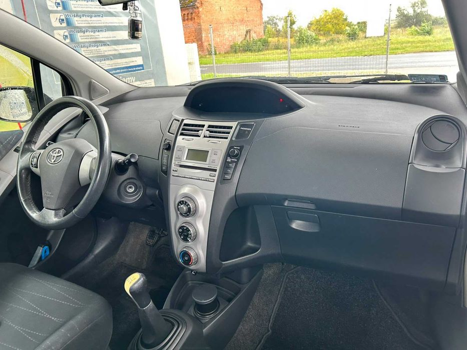 sprzedam toyote yaris