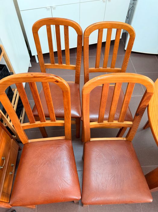 Conjunto mesa e cadeiras