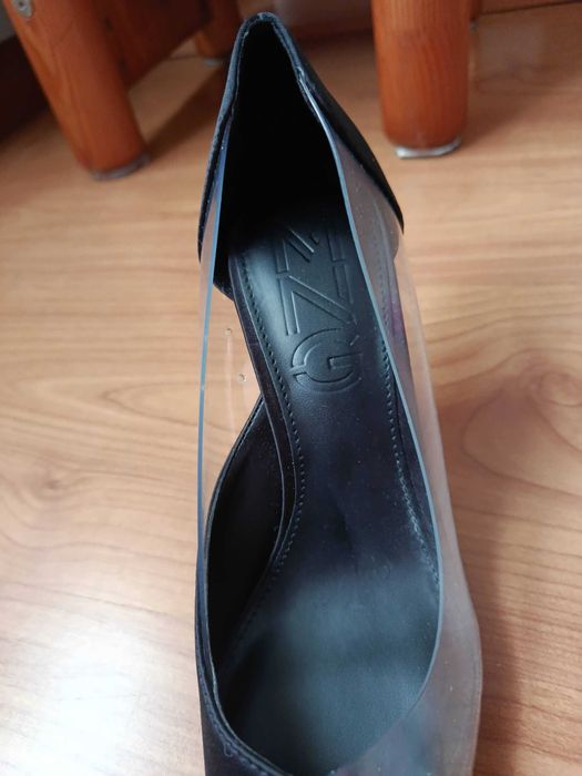 Sapatos de Salto Alto Pretos com Detalhe Transparente