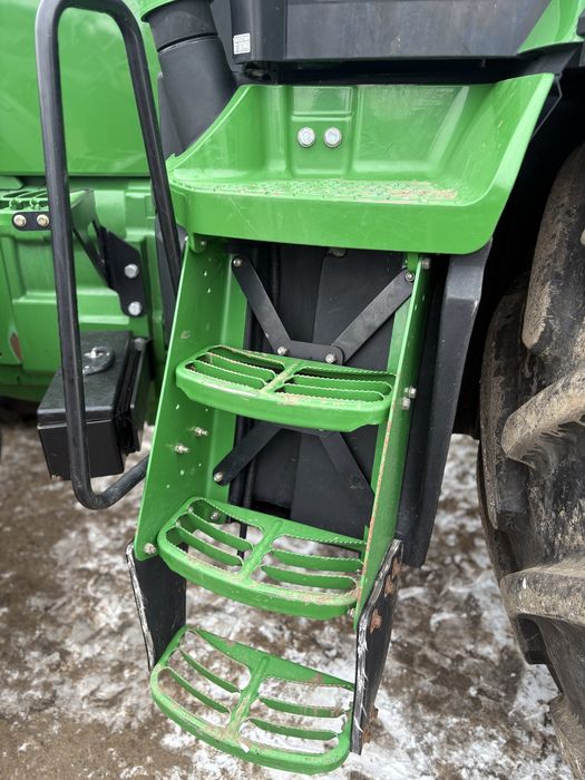 трактор John Deere 8335R