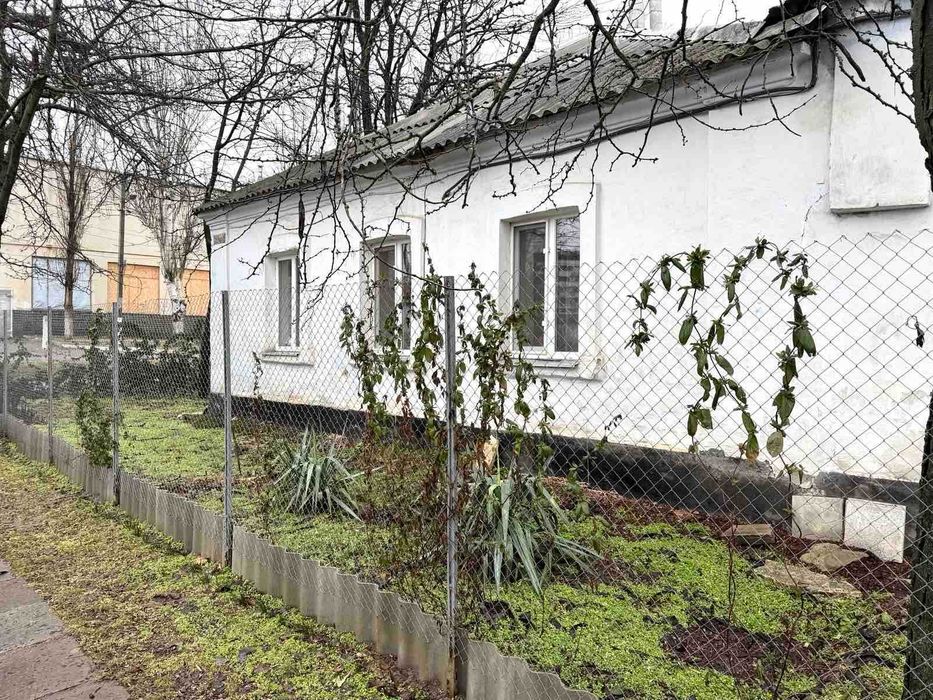 Продаю двокімнатну квартиру на землі. Центр.  Фасад. Жилкоп