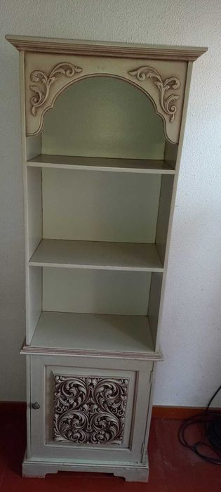 Estante com porta trabalhada