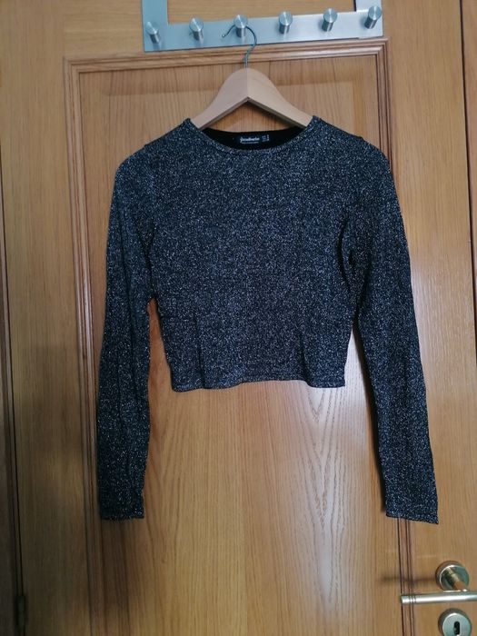 Camisola crop top preta brilhante