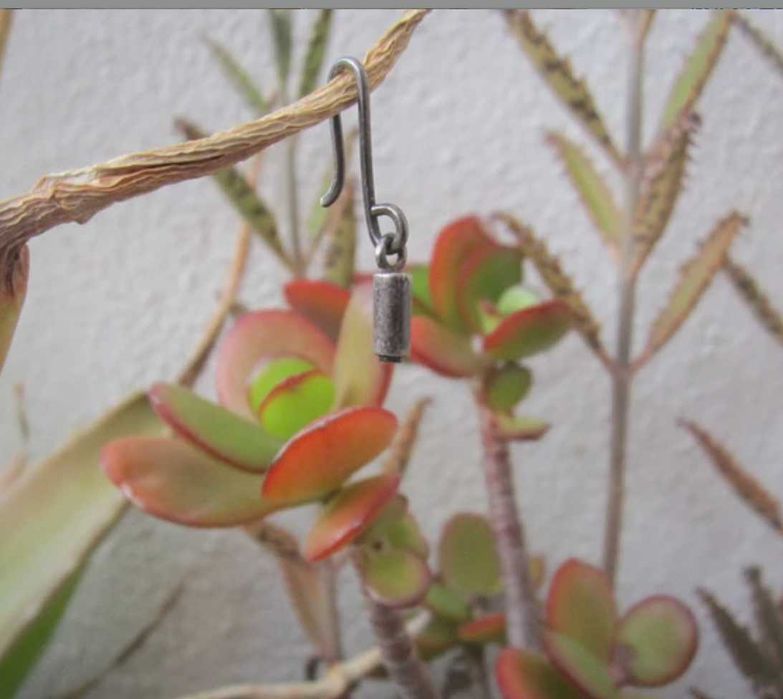 Brinco Tubo de aço prateado com final borracha preta