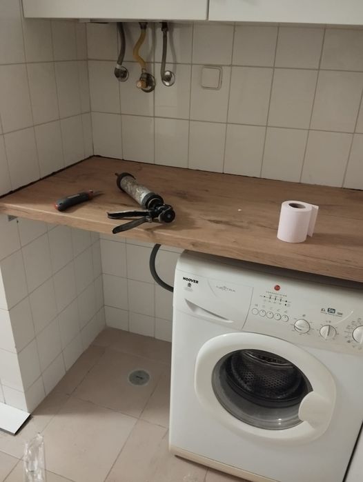 Montagens cozinhas e chão flutuantes e pintura