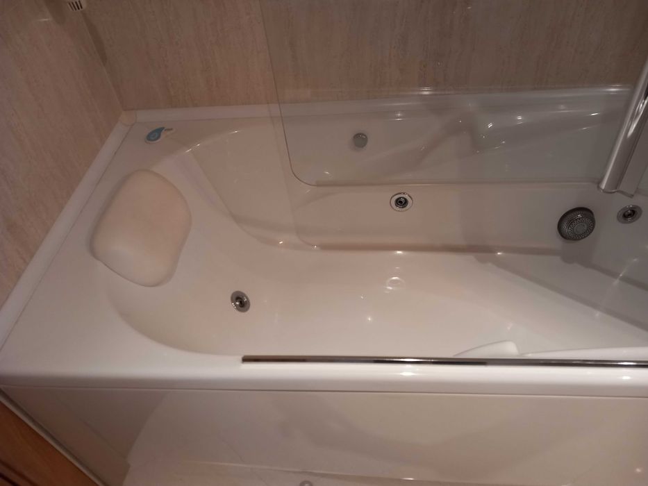 Banheira de Hidromassagem ROCA – Excelente Estado