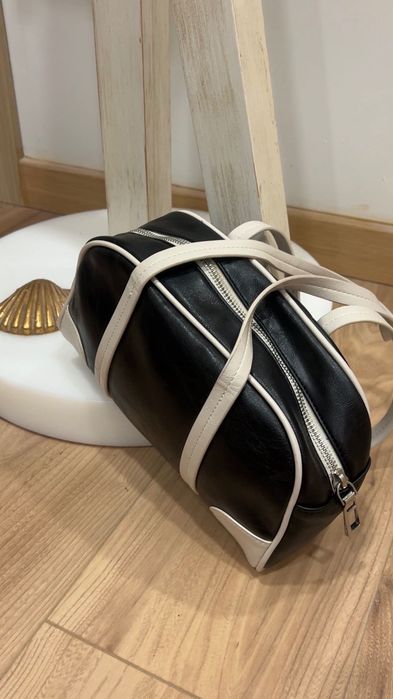 Bolsa / Mala Mulher Estilo Bowling/Duffle - Preta com Detalhes Brancos
