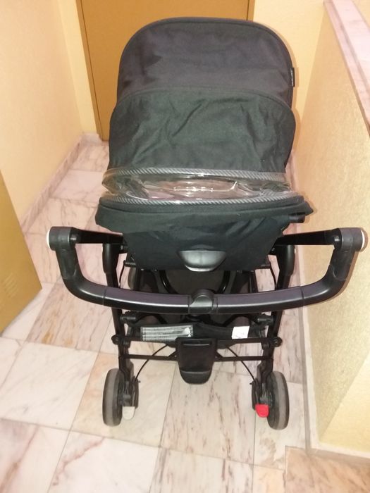 Carrinho bebé bebeconfort bem estimado com chapéu protecção solar