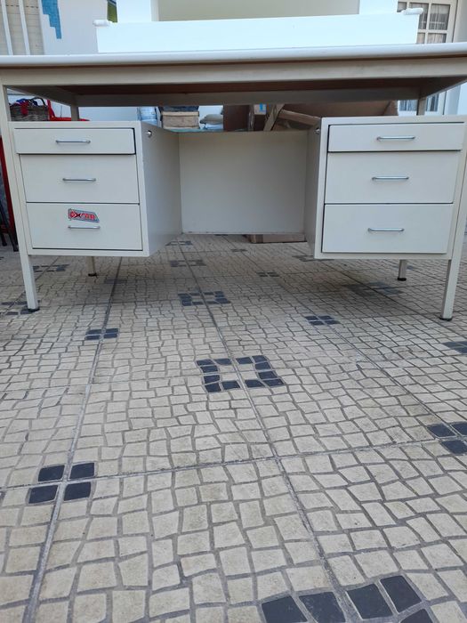 Mesa de secretaria classica e cadeira de escritorio