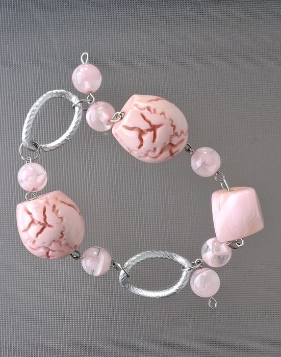 Pulseira com contas cor de rosa
